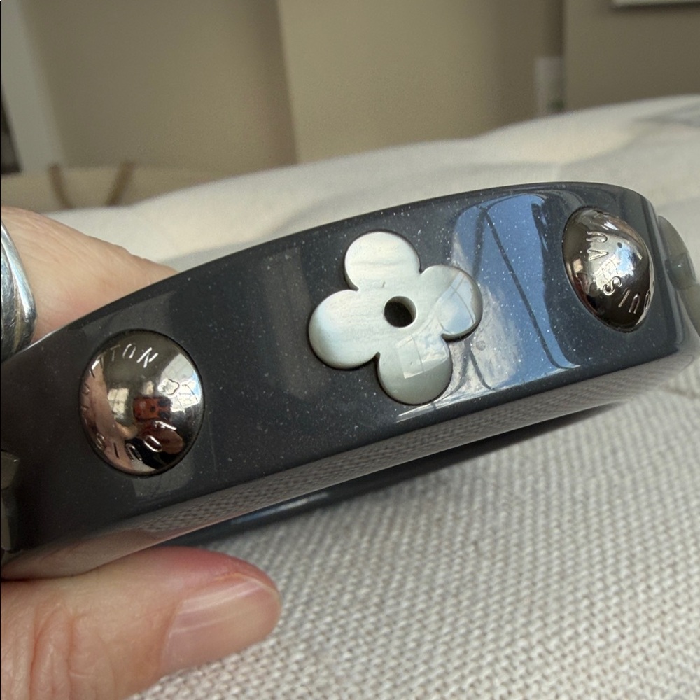 LOUIS VUITTON Pearl flower bangel Bracelet - Picture 6 of 9